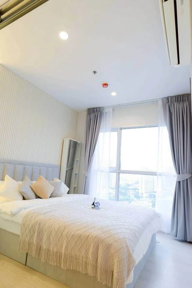 Selling Aspire Sathorn-Taksin (Timber Zone). Beautiful layout with clearly defined bedroom and living room zones. Lush, tranquil, and private Natural