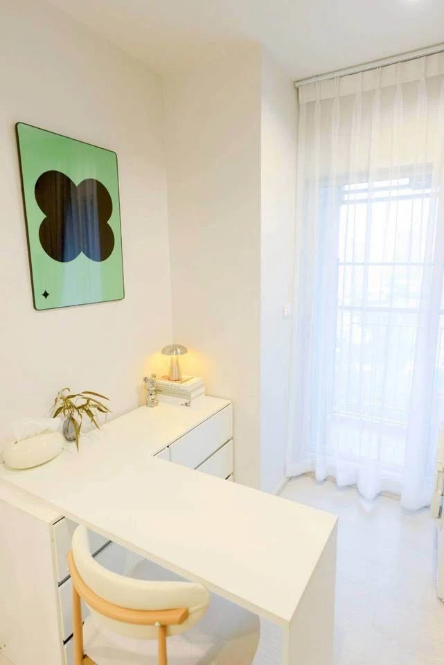 Selling Aspire Sathorn-Taksin (Timber Zone). Beautiful layout with clearly defined bedroom and living room zones. Lush, tranquil, and private Natural