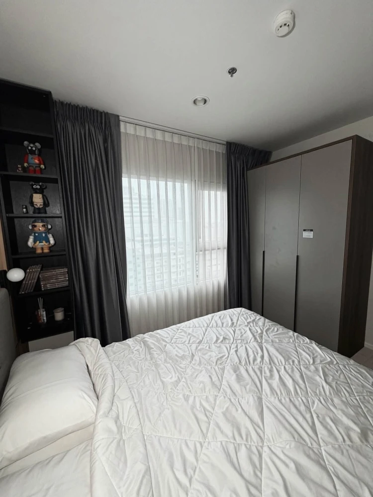 Selling Aspire Sathorn-Tha Phra, well-decorated unit with complete furniture and appliances. Ready to move in.