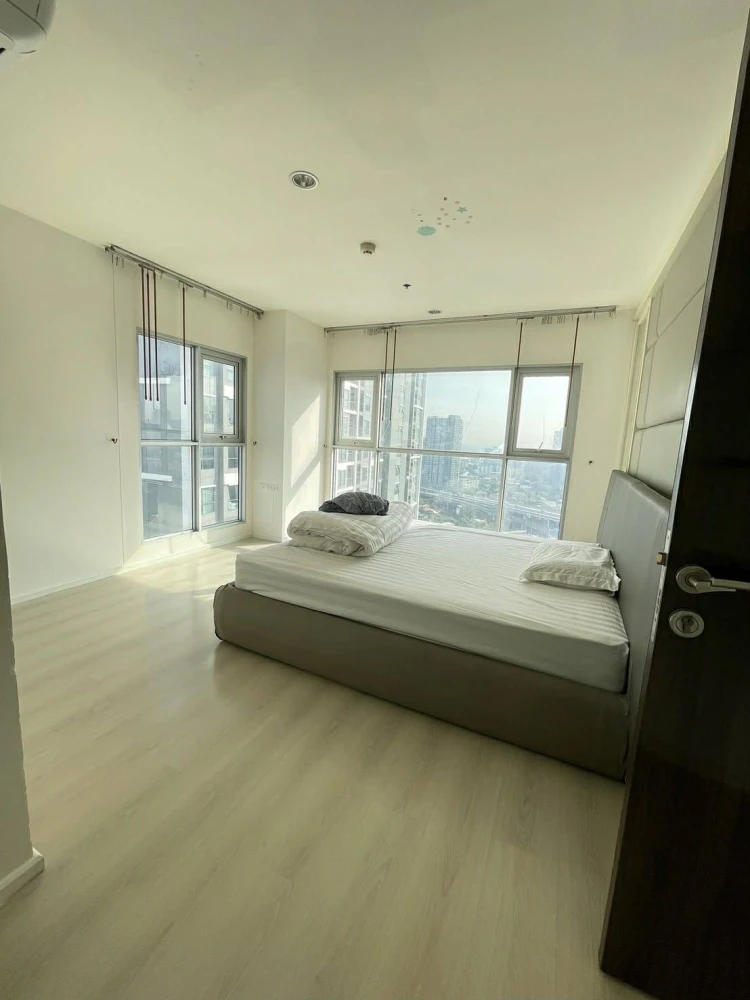 Selling Aspire Sukhumvit 48. Best price for a unit of the same size. 2 bedrooms, 2 bathrooms, very high floor with amazing views. Don't miss out!