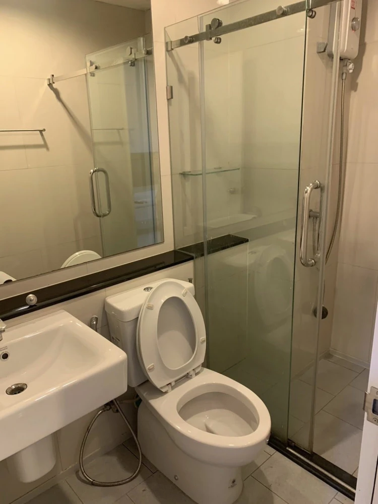 Selling Aspire Erawan, 27th floor, studio room with pool view, fully furnished. Great location. Book now to secure your unit.