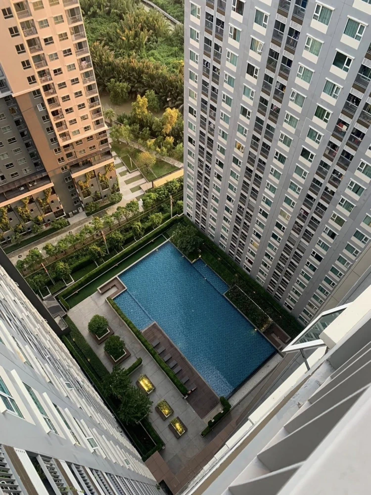 Selling Aspire Erawan, 27th floor, studio room with pool view, fully furnished. Great location. Book now to secure your unit.