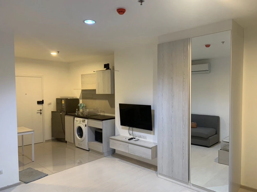 Selling Aspire Erawan, 27th floor, studio room with pool view, fully furnished. Great location. Book now to secure your unit.