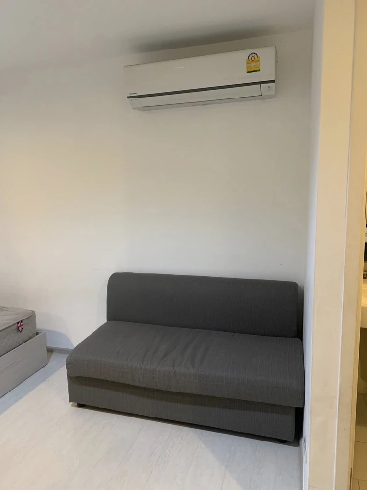 Selling Aspire Erawan, 27th floor, studio room with pool view, fully furnished. Great location. Book now to secure your unit.
