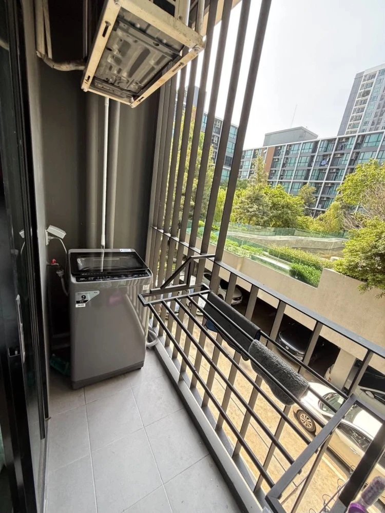 For Sale: Atmoz Chaengwattana. Unit featuring stylish grey wallpaper and a view of lush greenery—a very pleasant atmosphere. Book now!