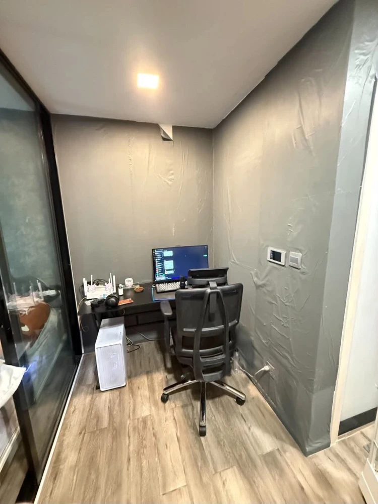 For Sale: Atmoz Chaengwattana. Unit featuring stylish grey wallpaper and a view of lush greenery—a very pleasant atmosphere. Book now!