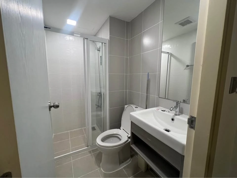 For sale: Atmoz Chaengwattana, large room, 2 bedrooms, 1 bathroom, full of amenities, very worth booking.