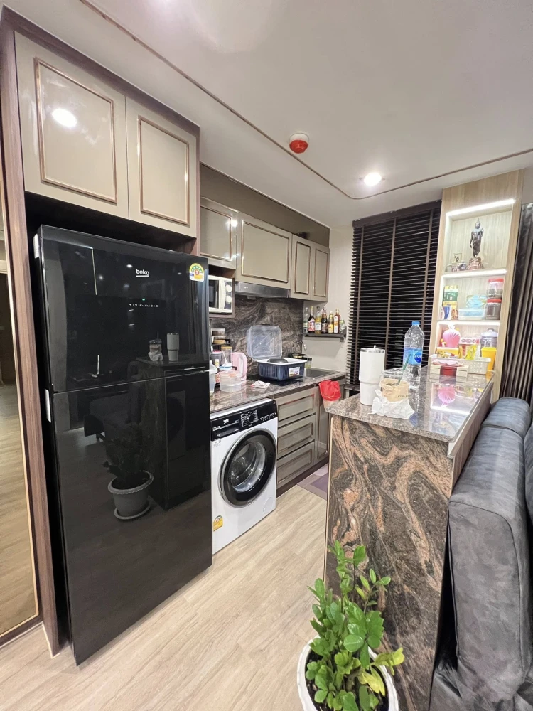 For sale: Atmoz Ladprao 71, spacious room with plenty of usable space, built-in walls and quality furniture. Reserve now!