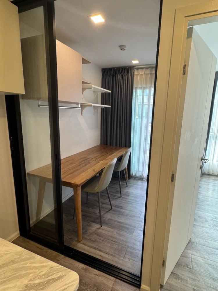 Selling Atmoz Ratchada-Huaikwang unit on the 6th floor. Fully furnished with full amenities and pool view. Book now!
