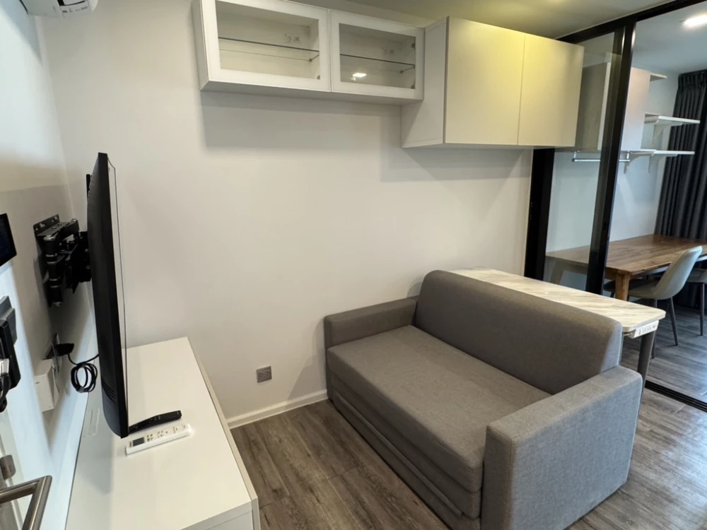 Selling Atmoz Ratchada-Huaikwang unit on the 6th floor. Fully furnished with full amenities and pool view. Book now!