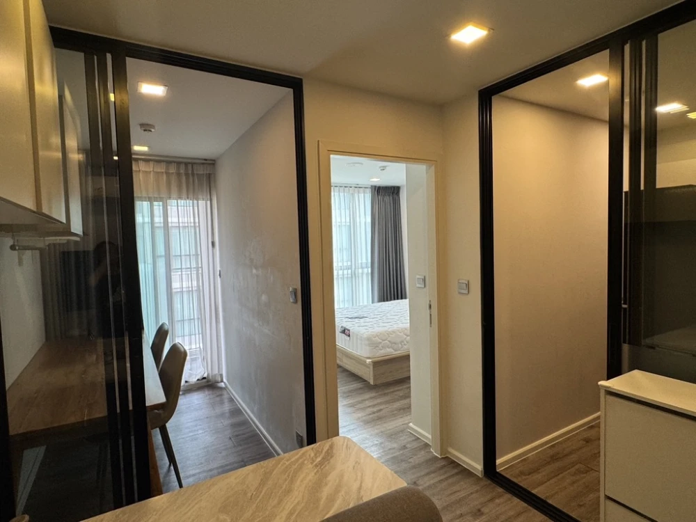 Selling Atmoz Ratchada-Huaikwang unit on the 6th floor. Fully furnished with full amenities and pool view. Book now!