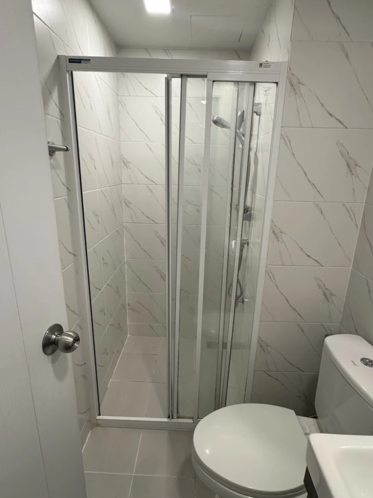 Selling Atmoz Ratchada-Huaikwang unit on the 6th floor. Fully furnished with full amenities and pool view. Book now!