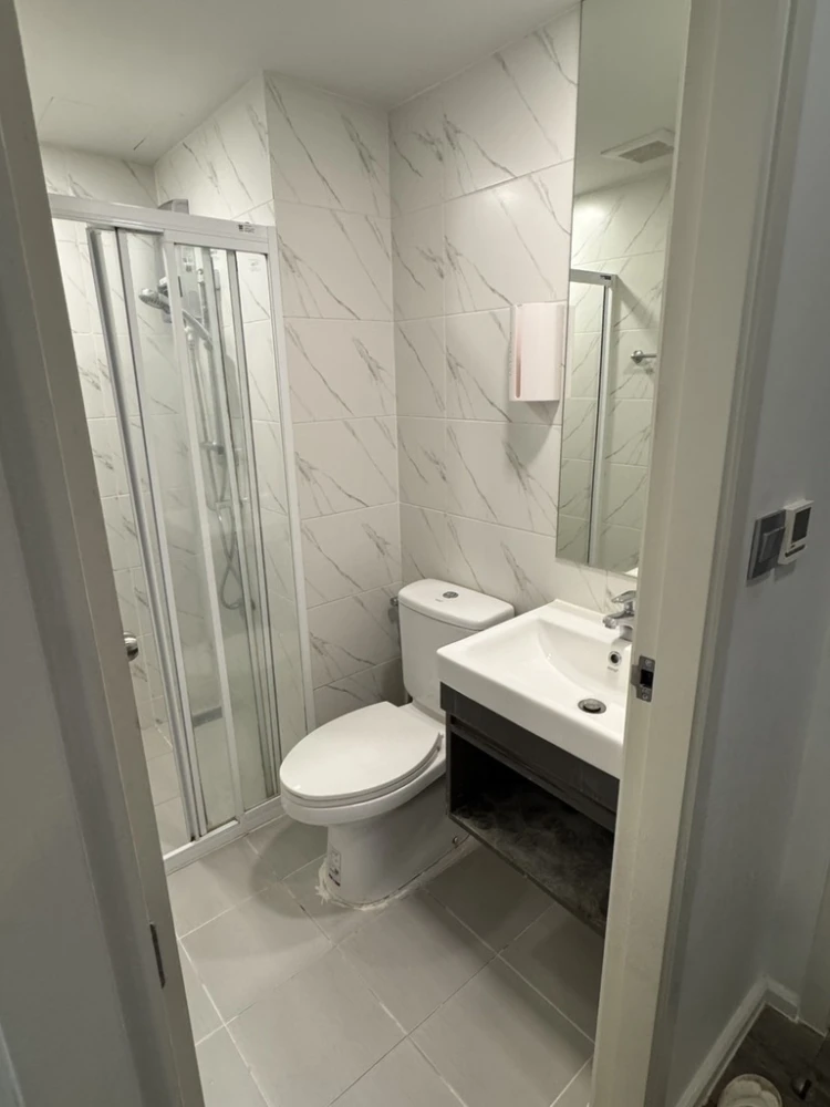 Selling Atmoz Ratchada-Huaikwang unit on the 6th floor. Fully furnished with full amenities and pool view. Book now!