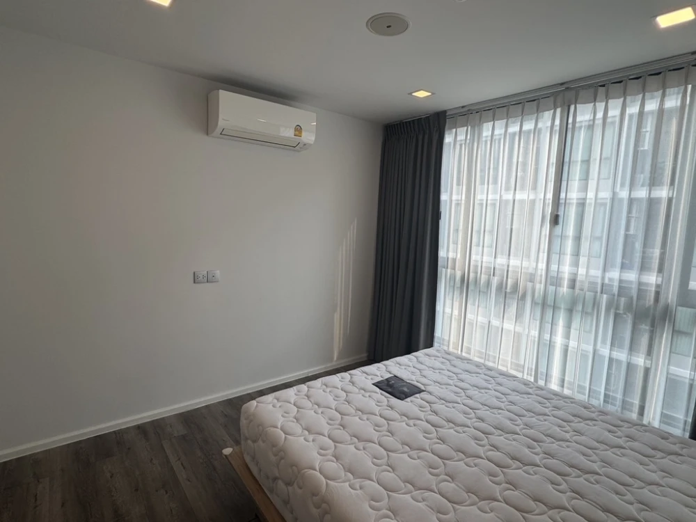 Selling Atmoz Ratchada-Huaikwang unit on the 6th floor. Fully furnished with full amenities and pool view. Book now!