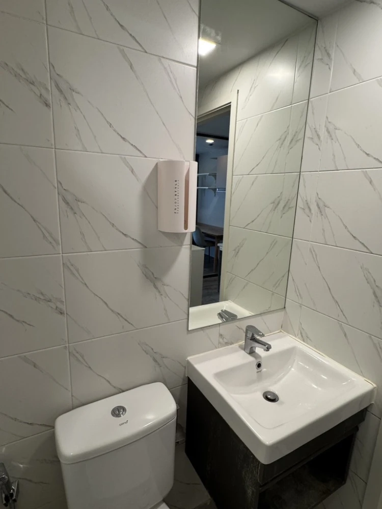 Selling Atmoz Ratchada-Huaikwang unit on the 6th floor. Fully furnished with full amenities and pool view. Book now!