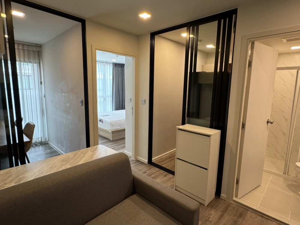 Selling Atmoz Ratchada-Huaikwang unit on the 6th floor. Fully furnished with full amenities and pool view. Book now!