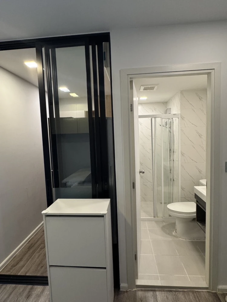 Selling Atmoz Ratchada-Huaikwang unit on the 6th floor. Fully furnished with full amenities and pool view. Book now!