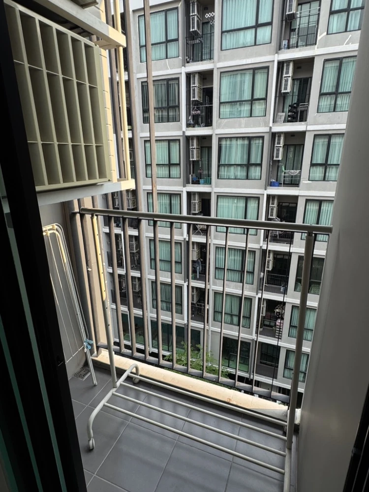 Selling Atmoz Ratchada-Huaikwang unit on the 6th floor. Fully furnished with full amenities and pool view. Book now!