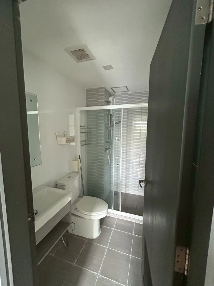 For sale: B-Loft Lite Sukhumvit 107, size 28 sq m., room at the front of the building, no buildings blocking the view, rooms are clearly divided into