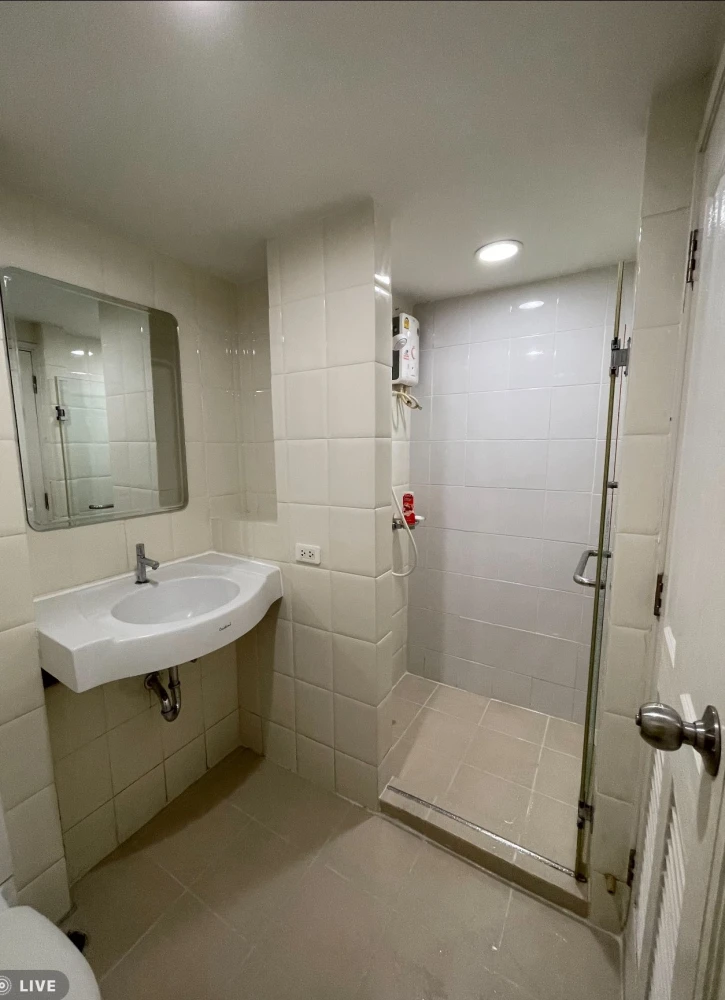 Baan Navatara for sale, 1 bedroom, 1 bathroom, good location, comes with complete furniture and appliances, just bring your bags and move in.