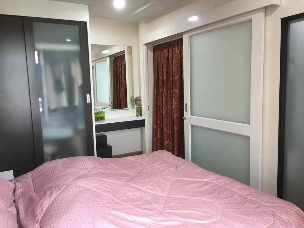 Selling Baan Navatara Condominium, 4th floor unit, with high-quality wallpaper and complete amenities. Book now!