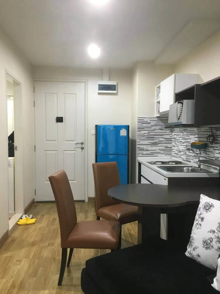 Selling Baan Navatara Condominium, 4th floor unit, with high-quality wallpaper and complete amenities. Book now!
