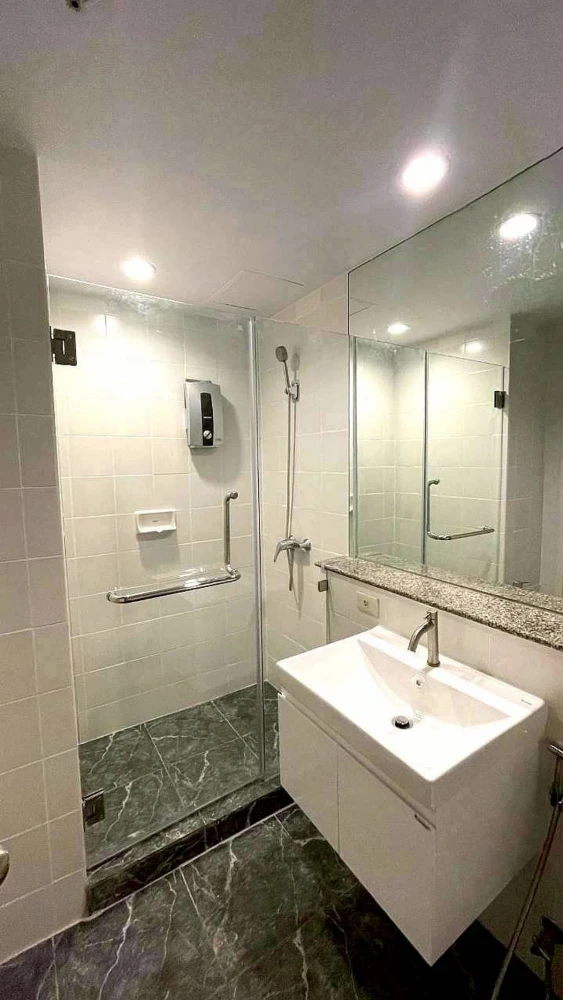 Baan-Nonsi for sale, spacious room with plenty of usable space, good location, comes with complete facilities. Good like this, hurry and reserve now.