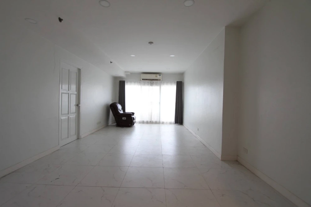 Baan-Nonsi condo for sale: Spacious rooms with ample usable space, in a prime location with stunning Chao Phraya River views. You can't resist!