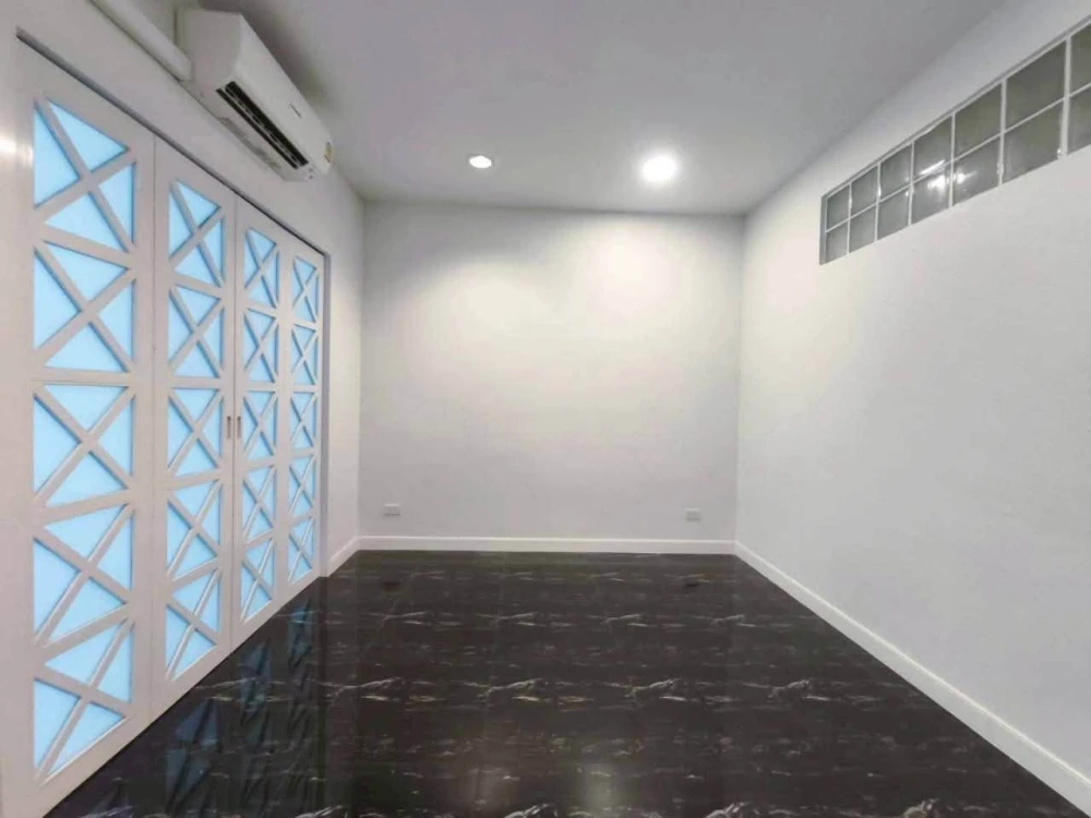 Baan-Nonsi condo for sale: Spacious rooms with ample usable space, in a prime location with stunning Chao Phraya River views. You can't resist!