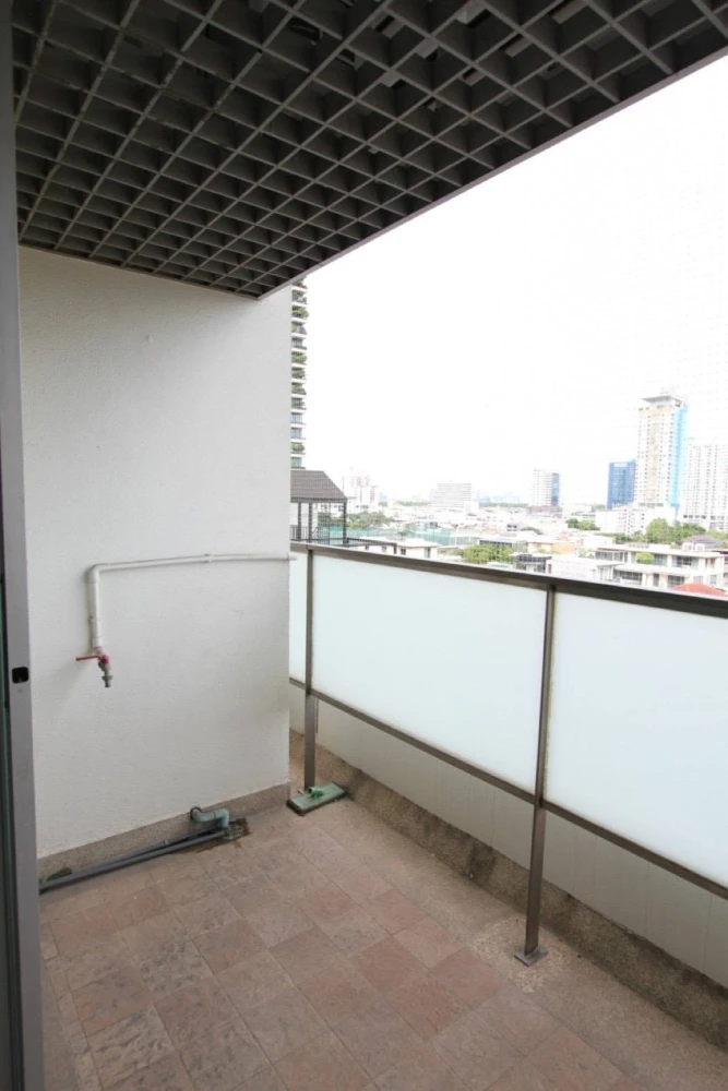 Baan-Nonsi condo for sale: Spacious rooms with ample usable space, in a prime location with stunning Chao Phraya River views. You can't resist!