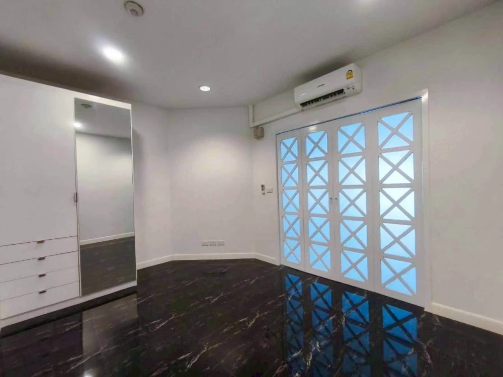 Baan-Nonsi condo for sale: Spacious rooms with ample usable space, in a prime location with stunning Chao Phraya River views. You can't resist!