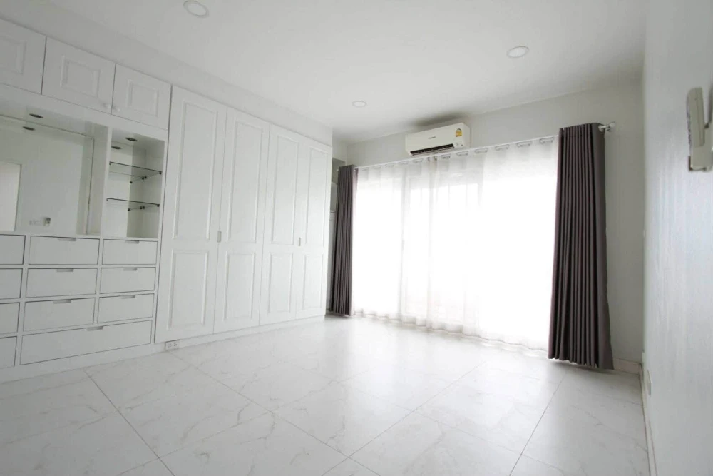 Baan-Nonsi condo for sale: Spacious rooms with ample usable space, in a prime location with stunning Chao Phraya River views. You can't resist!