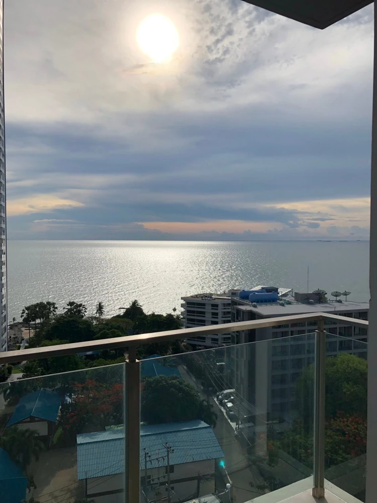 Baan Plai Haad condo for sale. Beautifully decorated unit with high-quality built-in furniture. Stunning, unblocked sea view. Book now!