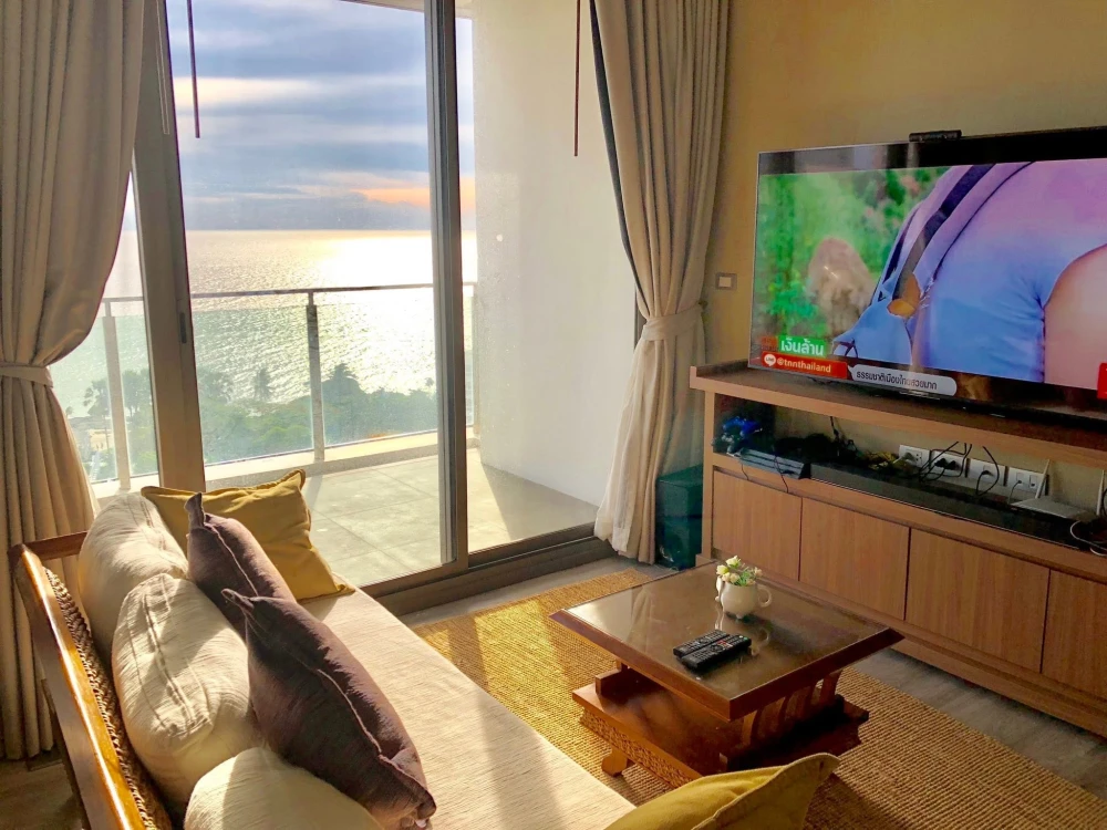 Baan Plai Haad condo for sale. Beautifully decorated unit with high-quality built-in furniture. Stunning, unblocked sea view. Book now!