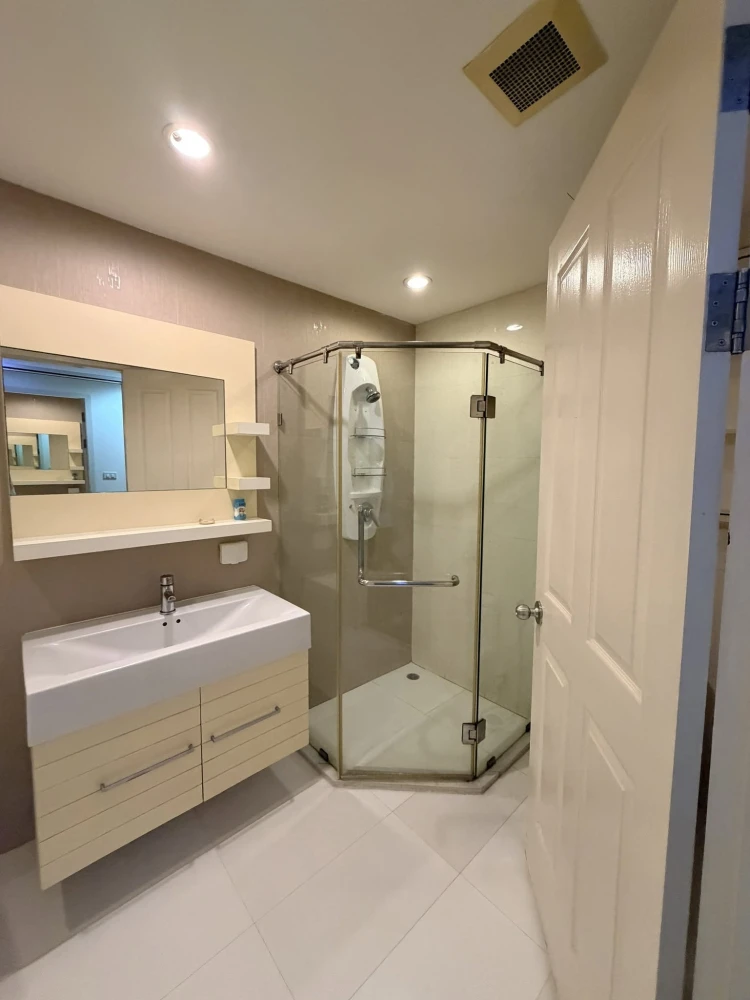 Baan Siri 31 for sale, 7th floor, peaceful view, privacy, clean, airy room, people who like to decorate rooms can't miss it.