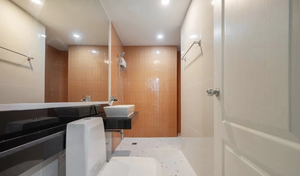 Selling 1-bedroom unit at Bangkok Horizon Sathorn-Narathiwas. Spacious living area and complete amenities. Book now!