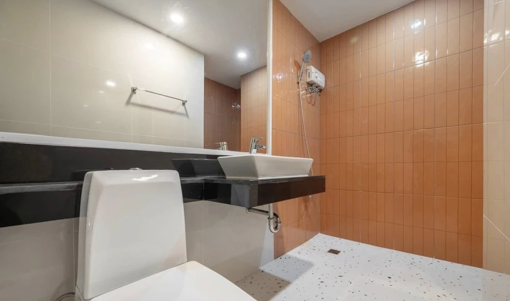 Selling 1-bedroom unit at Bangkok Horizon Sathorn-Narathiwas. Spacious living area and complete amenities. Book now!