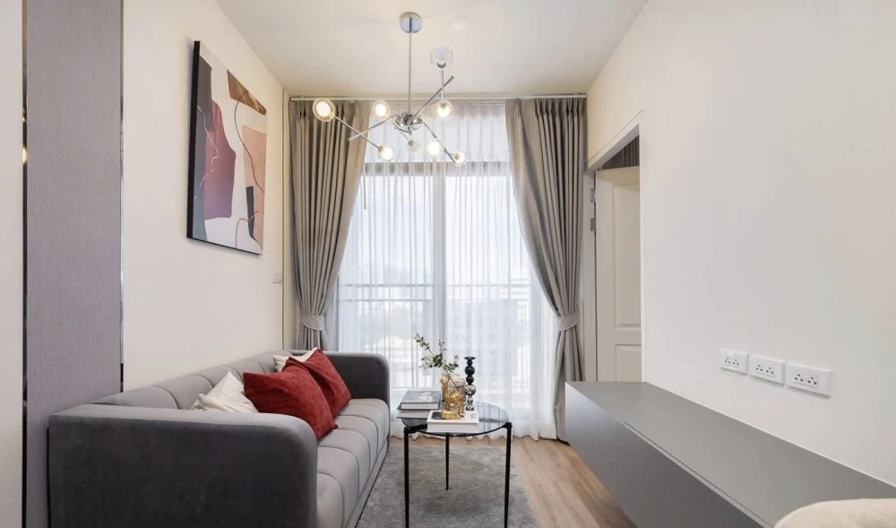 Selling 1-bedroom unit at Bangkok Horizon Sathorn-Narathiwas. Spacious living area and complete amenities. Book now!