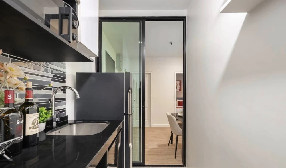 Selling 1-bedroom unit at Bangkok Horizon Sathorn-Narathiwas. Spacious living area and complete amenities. Book now!