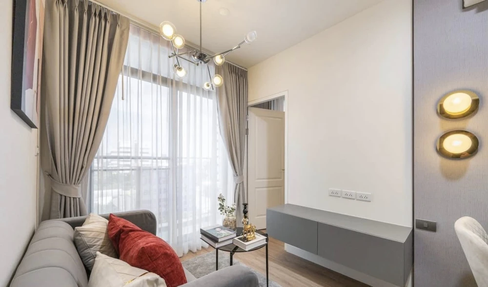 Selling 1-bedroom unit at Bangkok Horizon Sathorn-Narathiwas. Spacious living area and complete amenities. Book now!