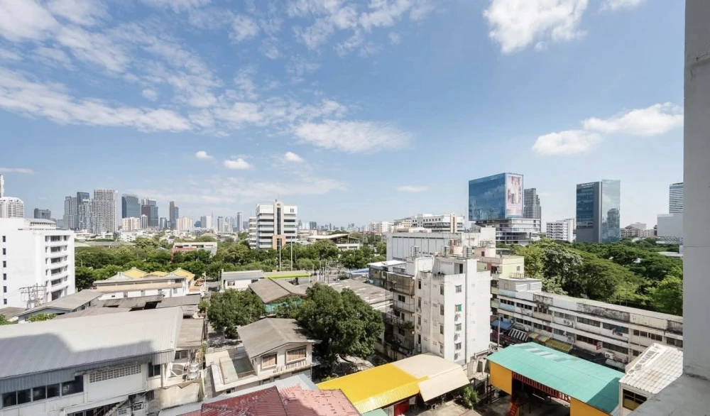 Selling 1-bedroom unit at Bangkok Horizon Sathorn-Narathiwas. Spacious living area and complete amenities. Book now!