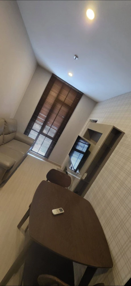 Selling spacious rooms at Bangkok Horizon Sathorn-Narathiwat. Large usable area, high-quality wallpaper. First come, first served.