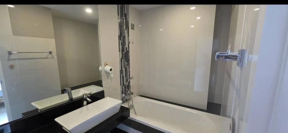 Selling spacious rooms at Bangkok Horizon Sathorn-Narathiwat. Large usable area, high-quality wallpaper. First come, first served.