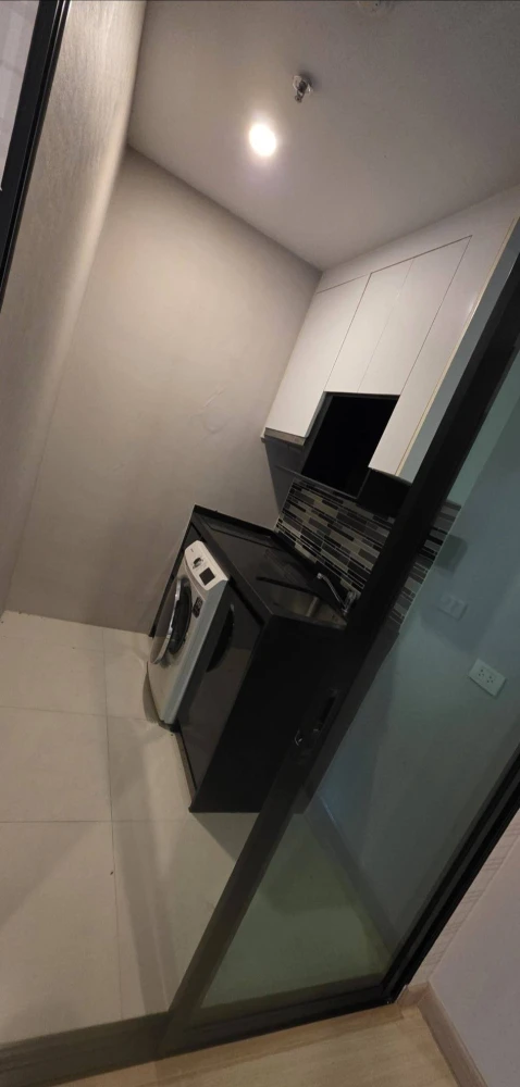 Selling spacious rooms at Bangkok Horizon Sathorn-Narathiwat. Large usable area, high-quality wallpaper. First come, first served.