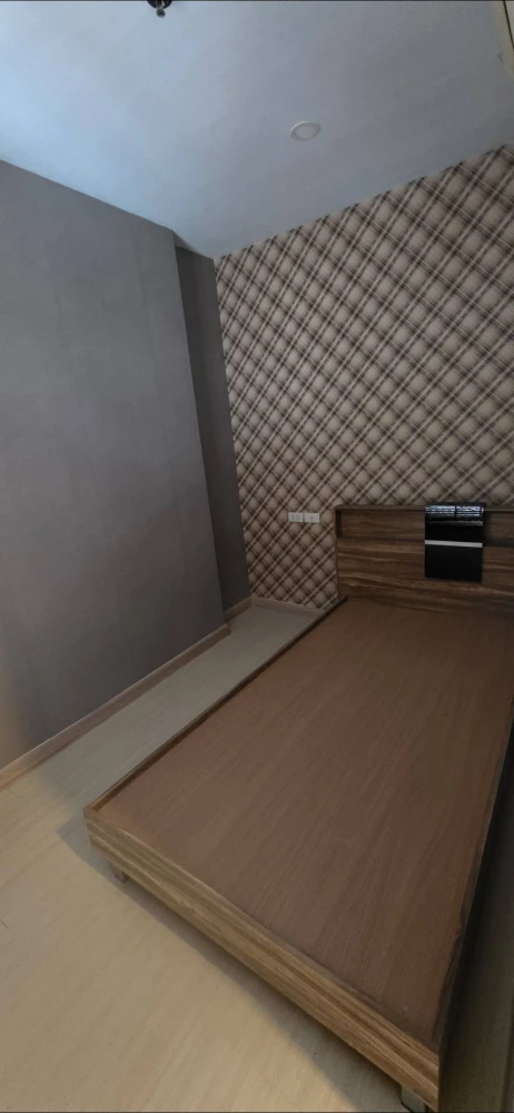 Selling spacious rooms at Bangkok Horizon Sathorn-Narathiwat. Large usable area, high-quality wallpaper. First come, first served.