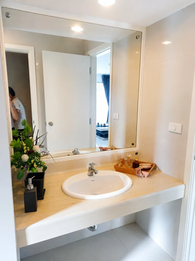 Selling a 2-bedroom, 1-bathroom fully furnished condo at Bangna Residence. Enjoy stunning Chao Phraya and city views with no obstructing buildings.