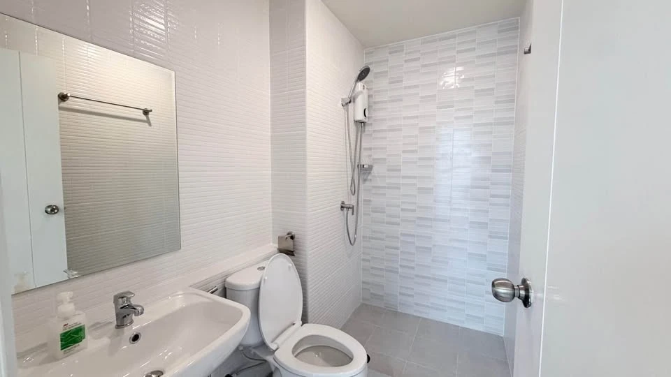 Selling 4 comfortable rooms at Be You Chokchai in a great location, complete with all amenities. Book now!