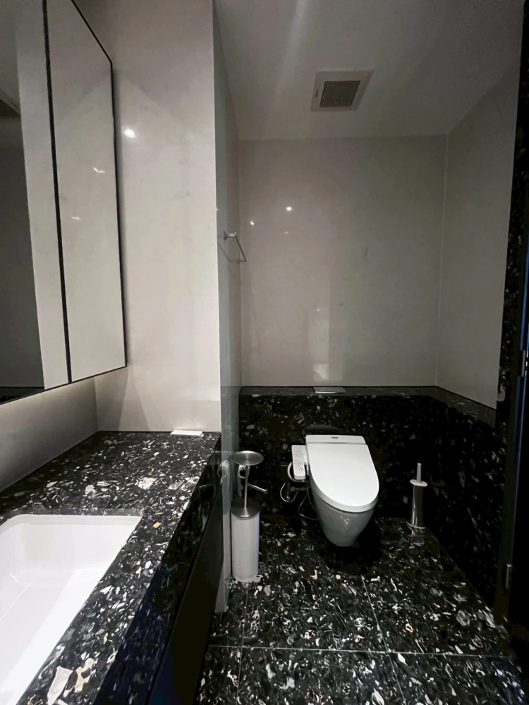 Selling Beatniq Sukhumvit 32 unit, fully furnished with appliances, high floor, great location! Book now before it's too late!!! **