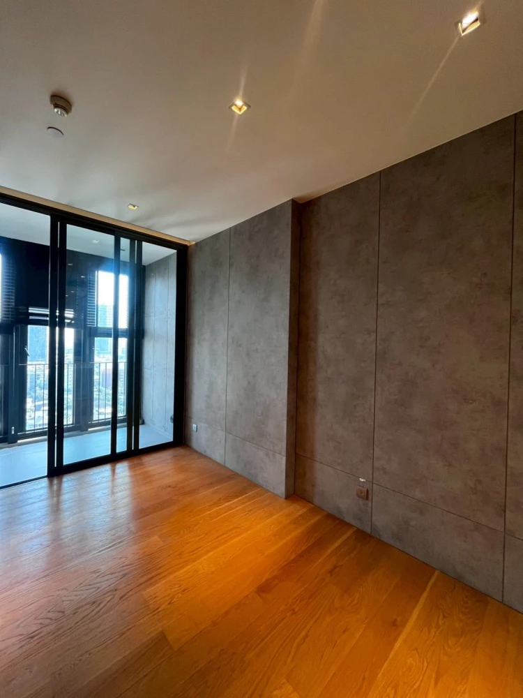 Selling Beatniq Sukhumvit 32 unit, fully furnished with appliances, high floor, great location! Book now before it's too late!!! **
