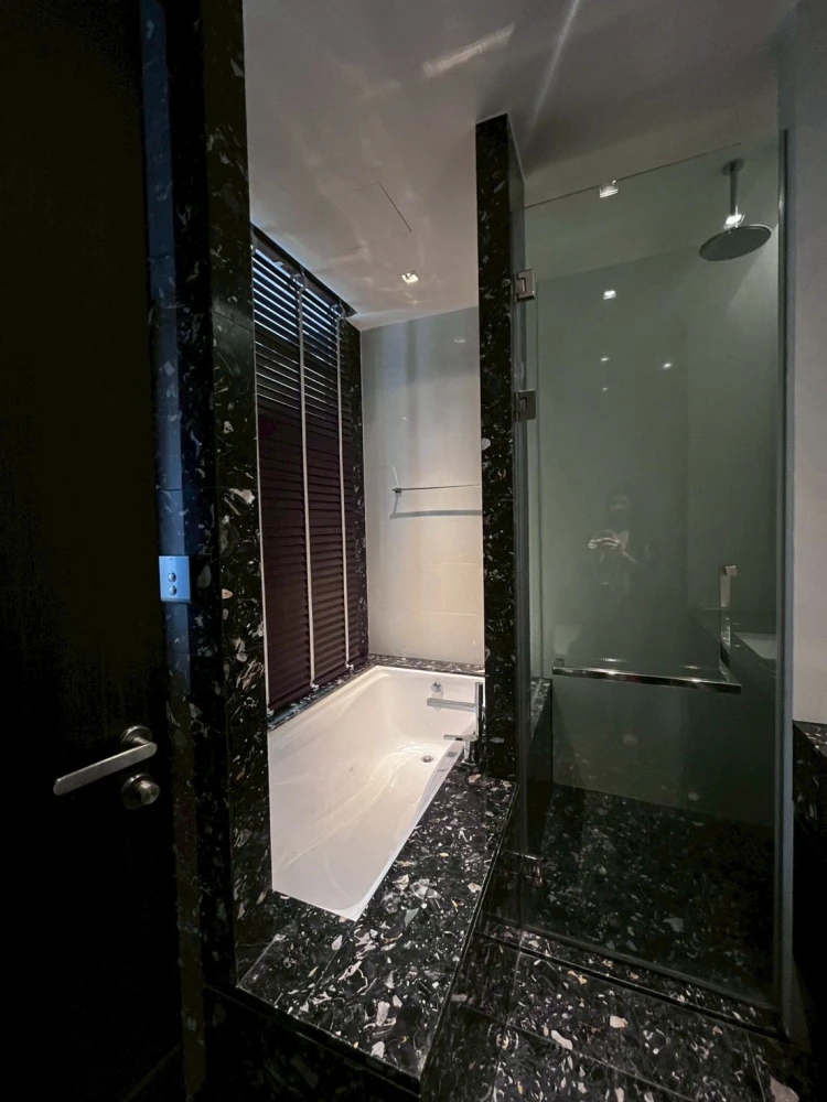 Selling Beatniq Sukhumvit 32 unit, fully furnished with appliances, high floor, great location! Book now before it's too late!!! **